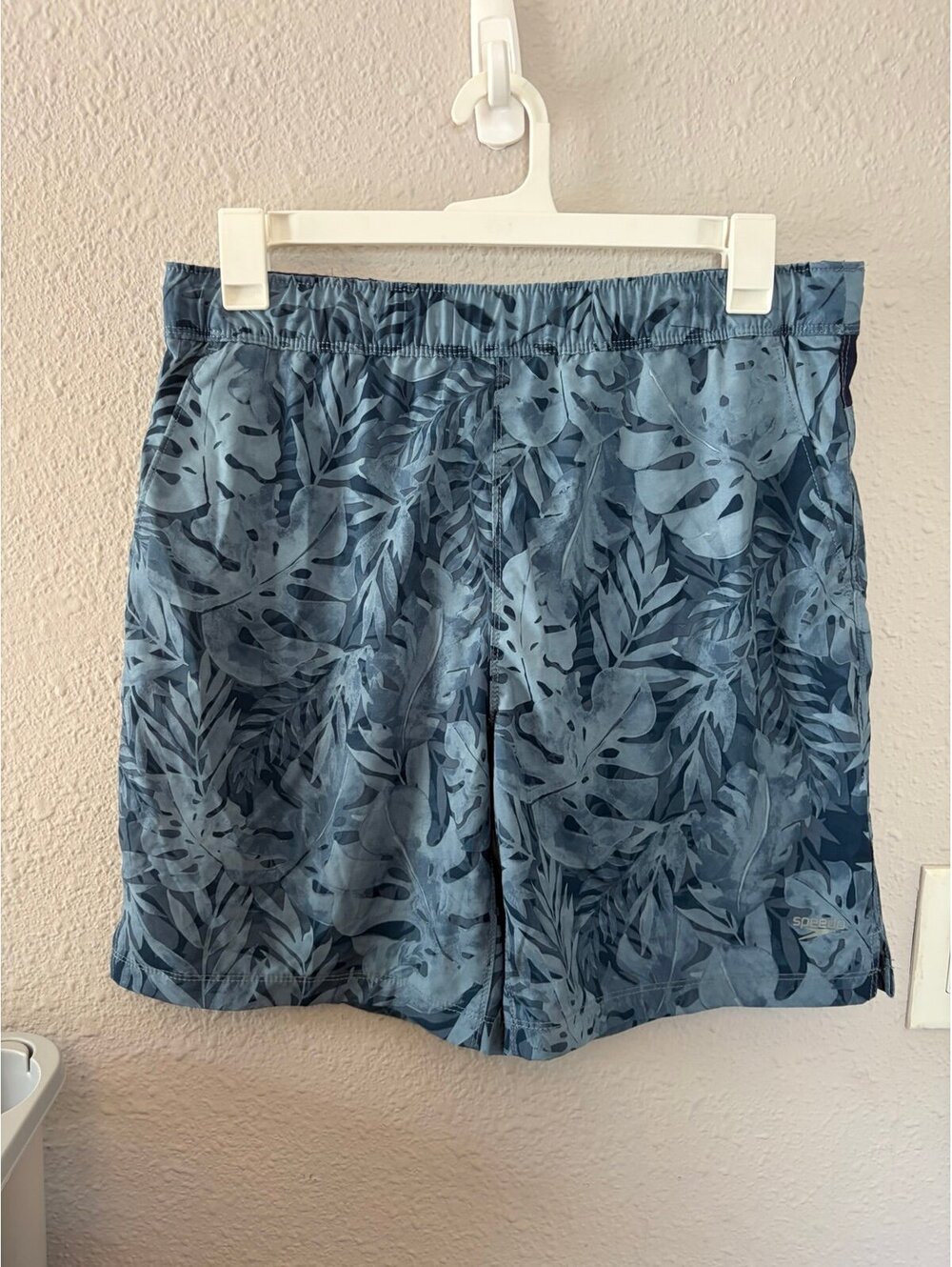 Men's Speedo Swim Trunks Blue Pattern size L. Inside short liner